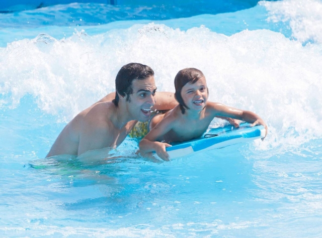 Con el peque en la piscina de olas